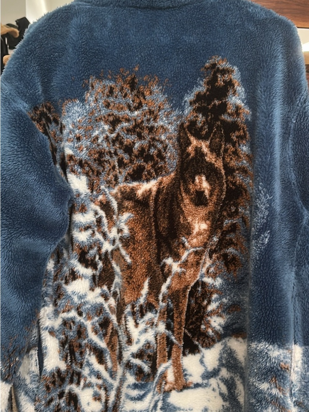 Plush Blue Men's Zip-Up Sweater with Wolf Graphic